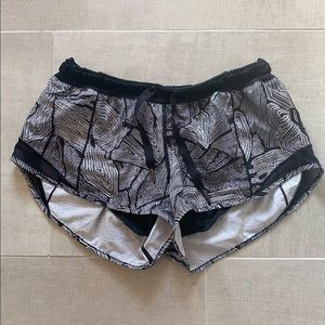 Lululemon Hotty Hot Low-Rise Lined Short 2.5" Black & White (Size 6)